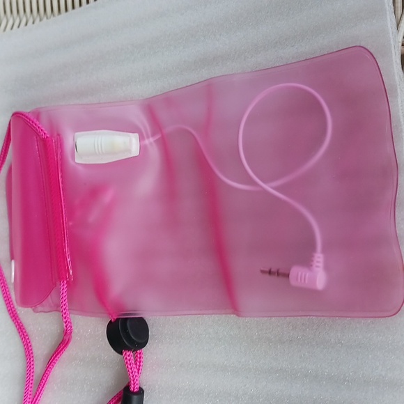 Waterproof Cellphone Pouch with lanyard and plugs - Picture 6 of 7